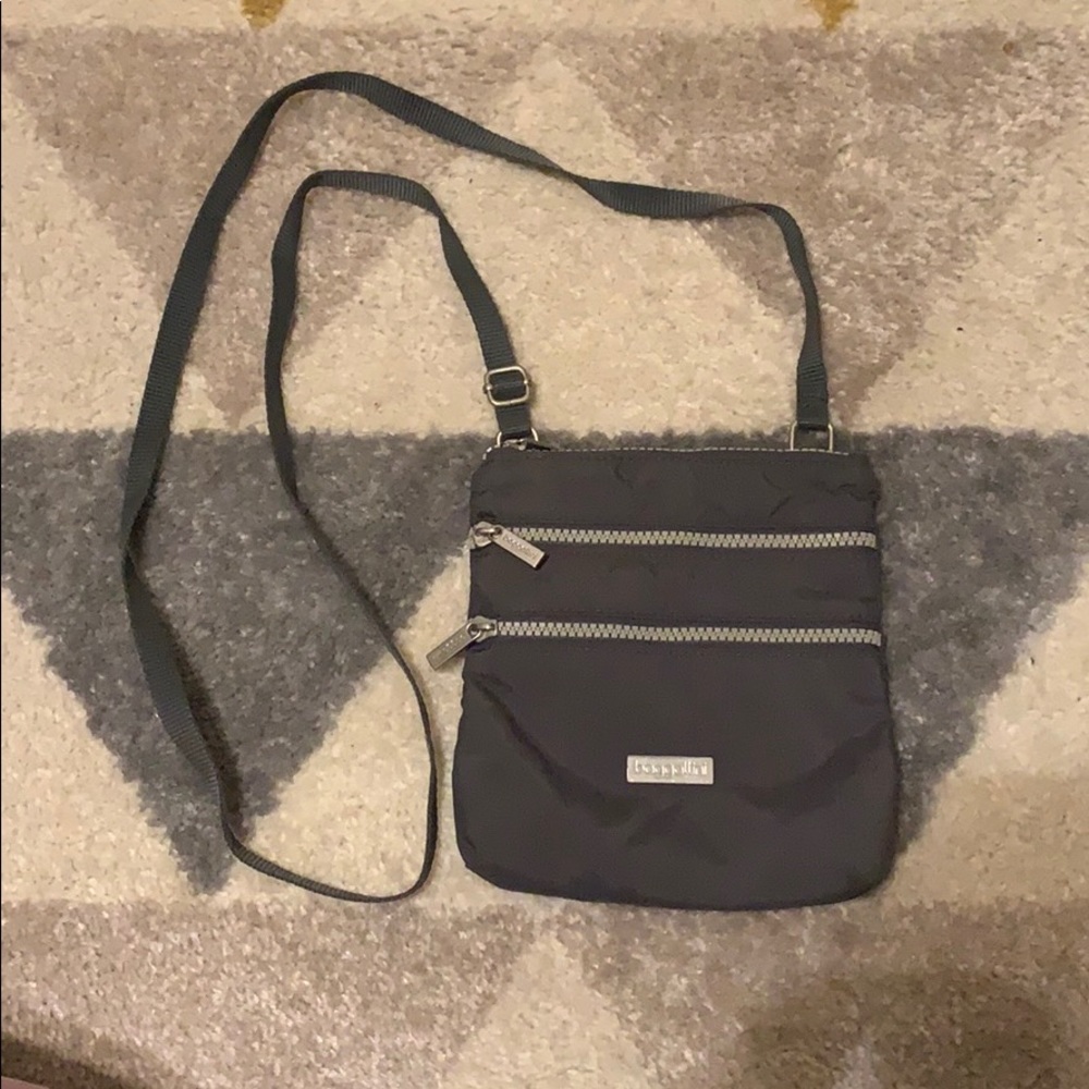 🛍 4/$20 🛍 Baggallini Gray Crossbody Travel Bag